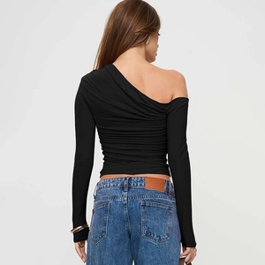 Vue arrière d'un haut noir asymétrique moulant avec détails froncés et manches longues