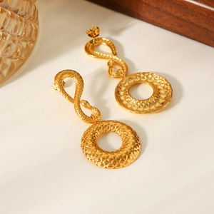 Vue détaillée de boucles d'oreilles en acier inoxydable doré 18 carats à motif losange
