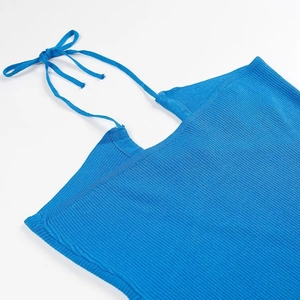 Detailaufnahme des blauen gerippten Neckholder-Tops mit eleganten Bindedetails