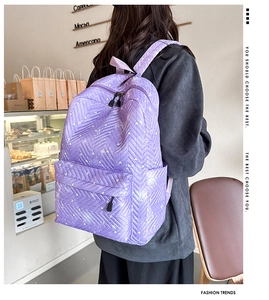 Mochila morada acolchada con estampado de corazones en una cafetería de estilo moderno