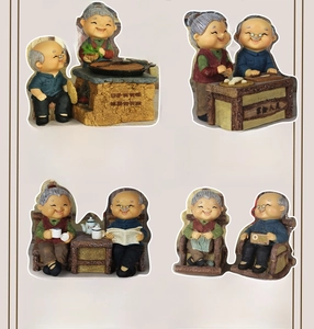 Dettaglio di quattro figurine in resina di coppia anziana con scene di vita e dimensioni