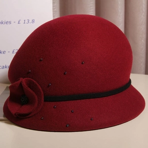 Dettaglio del cappello in feltro di lana bordeaux con fiori 3D e decorazioni di perle