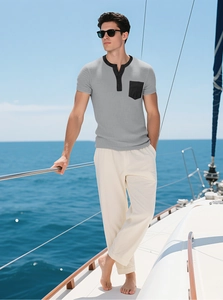 Détail du t-shirt Henley gris en maille gaufrée avec col et poche contrastés noirs