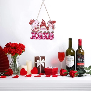 Détail d'un panneau suspendu en bois rose avec gnomes et texte XOXO pour décoration d'intérieur