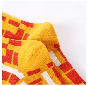 Detailaufnahme der rutschfesten Sockenferse mit geometrischem Farbbock-Strickmuster