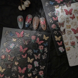 Détails macro de stickers ongles papillon 3D avec textures métalliques dorées