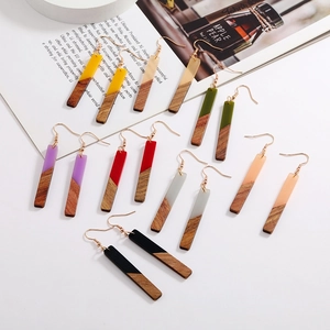 Boucles d'oreilles rectangulaires en bois et résine multicolores avec crochets dorés