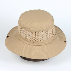 Détail du chapeau de soleil kaki avec empiècements en mesh et boutons-pression vintage