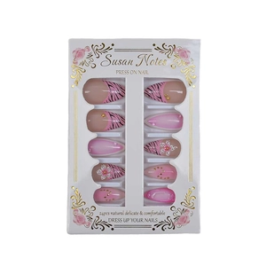 Faux ongles rose à motif zèbre avec fleurs 3D et perles dorées en forme stiletto