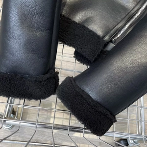 Makroaufnahme einer schwarzen Lederjacke mit dickem Kunstfellfutter-Detail