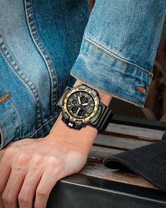 Détail d'une montre de sport étanche avec double affichage et finition noir et doré