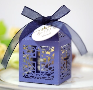 Detail van paars lasergesneden snoepdoosje met kruispatroon en blauw lint met label