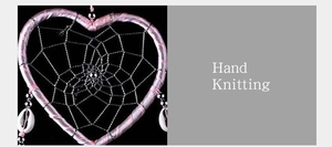 Detail van handgebreide roze hart dromenvanger met kralen en schelpen hangers