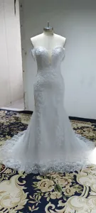 Détail d'une robe de mariée sirène élégante avec broderie en dentelle et décolleté en cœur