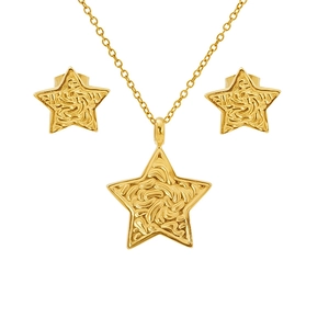 Dettaglio macro di collana e orecchini a stella in acciaio dorato con trama a rilievo