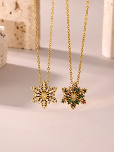 Detail von goldenen Schneeflockenketten mit Zirkonia auf natürlichem Steinhintergrund