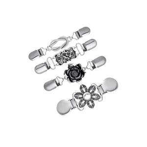 Lot de 4 clips pour cardigan argentés vintage avec motifs floraux et strass sur fond blanc