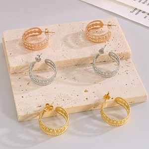 Trois paires de boucles d'oreilles hohle C en or argent et or rose sur socles