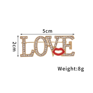 Broche LOVE minimaliste dorée avec strass étincelants et motif lèvres rouges
