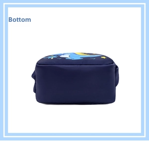 Vista detallada de la base de una mochila infantil azul marino con dibujos de dinosaurios