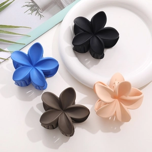 Pince à Cheveux Fleur de Frangipanier Mate Forme de Plumeria Givrée Pince Requin en Plastique pour Femme Accessoires Cheveux