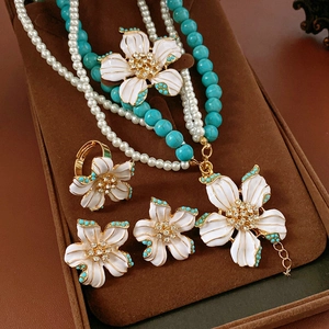 Vue détaillée de parure bijoux vintage avec collier perles et boucles fleurs en coffret