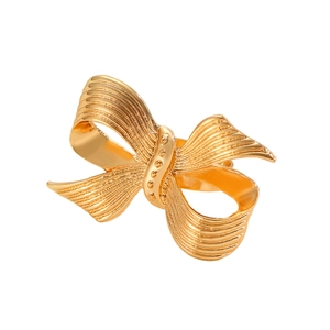 Détail d'une bague nœud dorée avec un design ruban texturé et une surface métallique striée