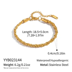 Détail d'un bracelet chaîne torsadée en acier inoxydable étanche et hypoallergénique