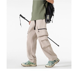 Dettaglio dei pantaloni cargo con grandi tasche funzionali e coulisse in vita regolabile