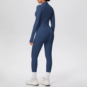Vista dettagliata del set da yoga blu navy con giacca slim e leggings a vita alta