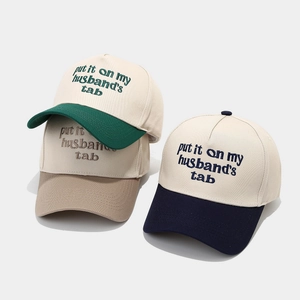 Drei Kontrast-Trucker-Caps mit 'put it on my husband's tab' Bestickung in Beige-Tönen