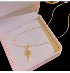 Goldene Halskette mit achtzackigem Sternanhänger und Zirkonia in einer rosa Schmuckschatulle