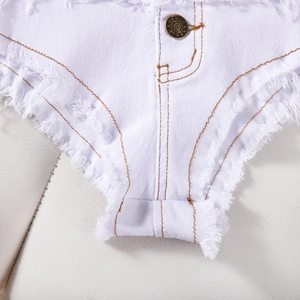 Dettaglio degli shorts in denim bianco con cuciture arancioni e bottone in metallo inciso