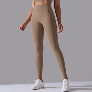 Nahaufnahme der braunen nahtlosen High-Waist Yoga-Leggings mit elastischem Kompressionbund