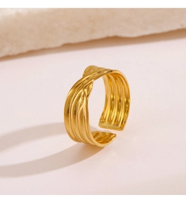 Dettaglio dell'anello regolabile in acciaio inossidabile dorato con texture ondulata