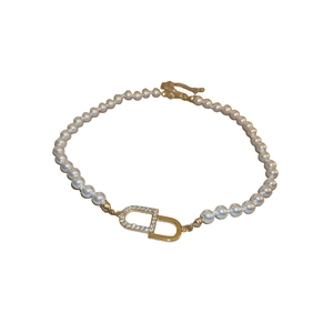 Choker en perles de style français avec pendentif logo CD doré et zircons brillants