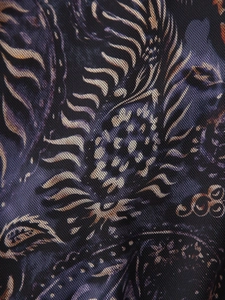 Gros plan sur tissu en maille avec motifs floraux et plumes violet et or sur texture