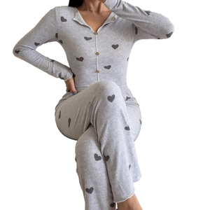 Pyjama gris pour femmes avec imprimé cœurs, manches longues et col en V boutonné