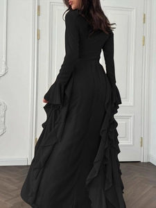 Robe longue noire élégante à manches longues avec des volants sur le dos et l'ourlet