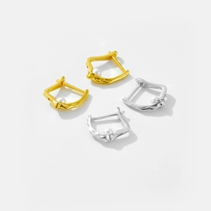 Detailed close-up of S925 sterling silver pearl earrings in gold and silver finishes