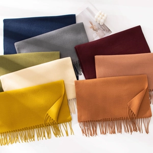 Vista piatta di sciarpe colorate effetto cashmere con morbide frange in vari colori