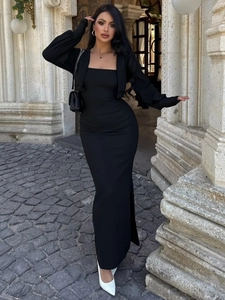 Ensemble robe moulante noire deux pièces avec boléro et fente latérale élégante
