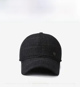 Vue détaillée d'une casquette en laine pour hommes avec badge en métal et protège-oreilles