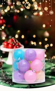 Détail de boules de Noël aux couleurs macaron dans une boîte pour décorer le sapin de Noël
