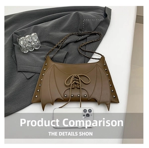 Sac à bandoulière marron style aile de chauve-souris gothique punk avec rivets chaîne.