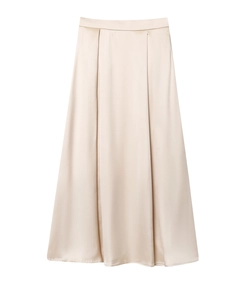 Détail d'une jupe longue en satin champagne à taille haute montrant une texture soyeuse