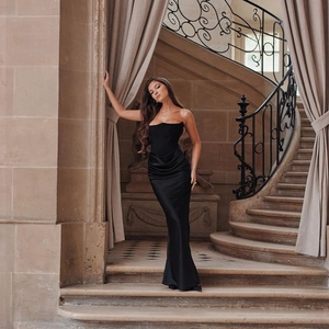 Robe de soirée bustier noire élégante avec fronces latérales et ourlet en queue de sirène