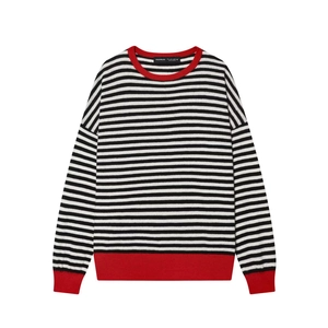 Pull en maille rayé noir et blanc classique avec col et poignets contrastés en rouge