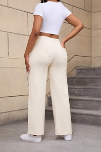 Détail du pantalon en jean crème à taille haute et coupe ample avec poches arrière épurées