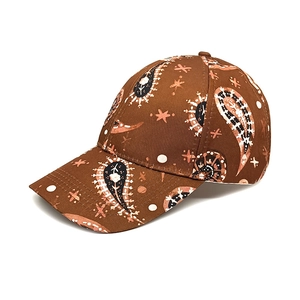 Dettaglio del motivo paisley marrone e cuciture rinforzate sul cappello da baseball